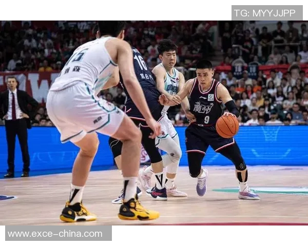 广州篮球队团队协作深度解析与其他球队的对比研究